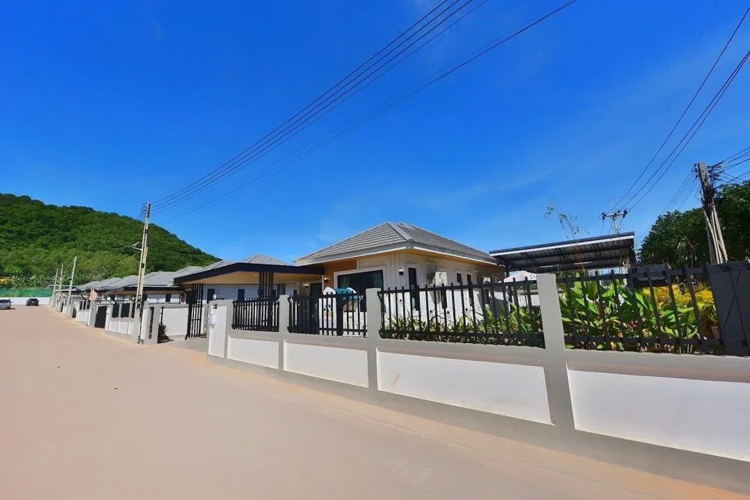 ที่จอดรถ Jarunee Pool Villa