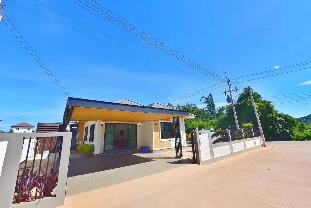 ที่จอดรถ Jarunee Pool Villa