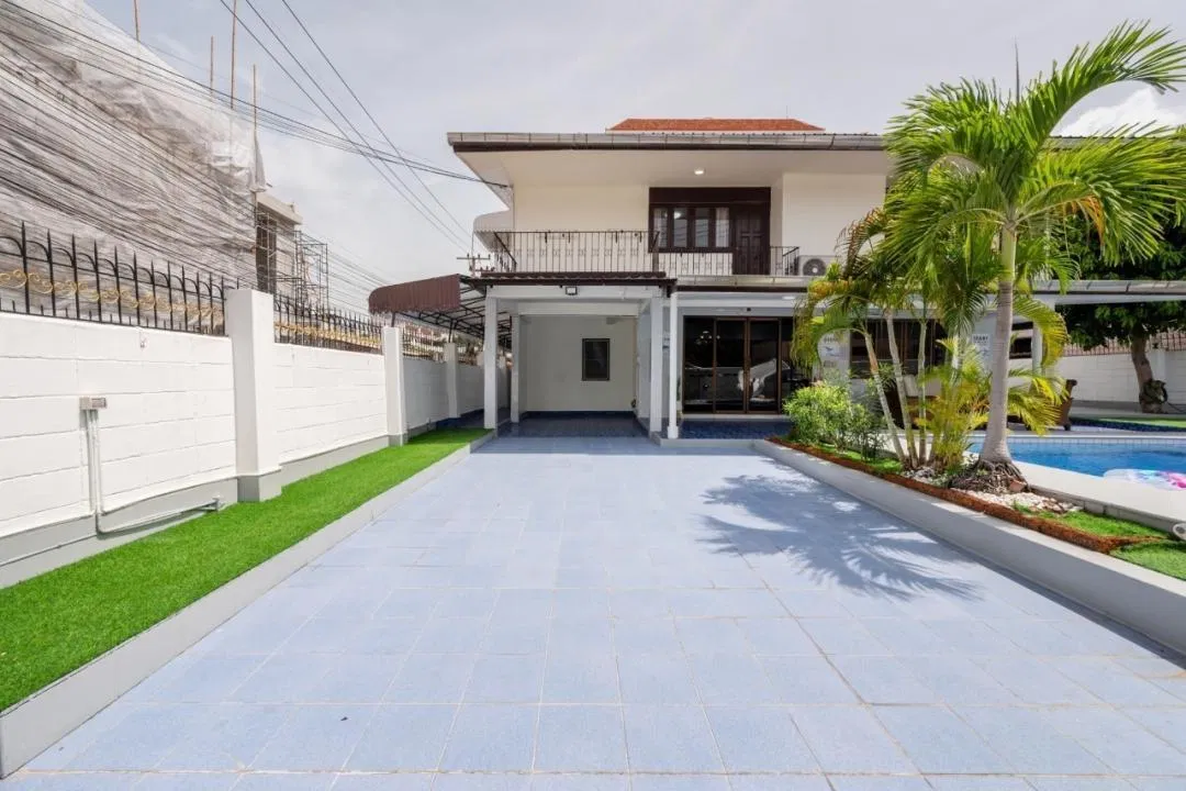 ที่จอดรถ GRETA POOLVILLA