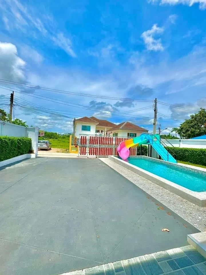 ที่จอดรถ Mana Pool Villa