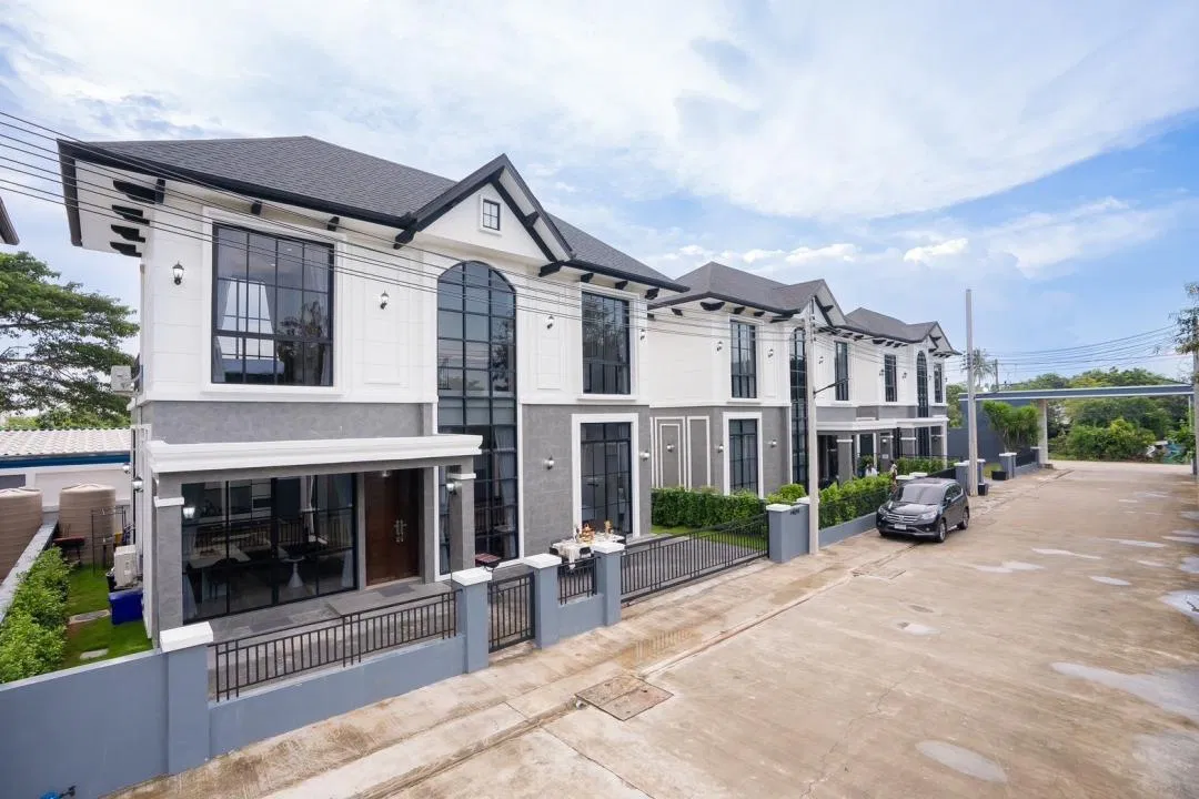 ที่จอดรถ Magma House Poolvilla