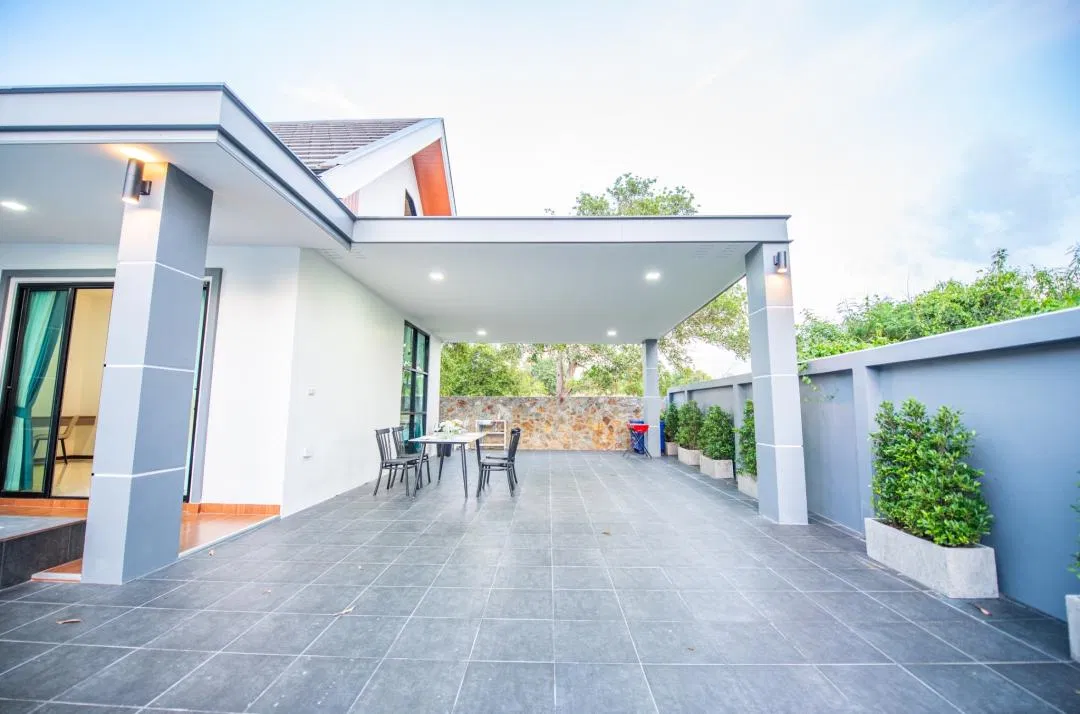 ที่จอดรถ NongYing Pool Villa