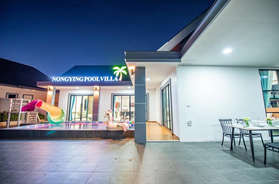 ที่จอดรถ NongYing Pool Villa