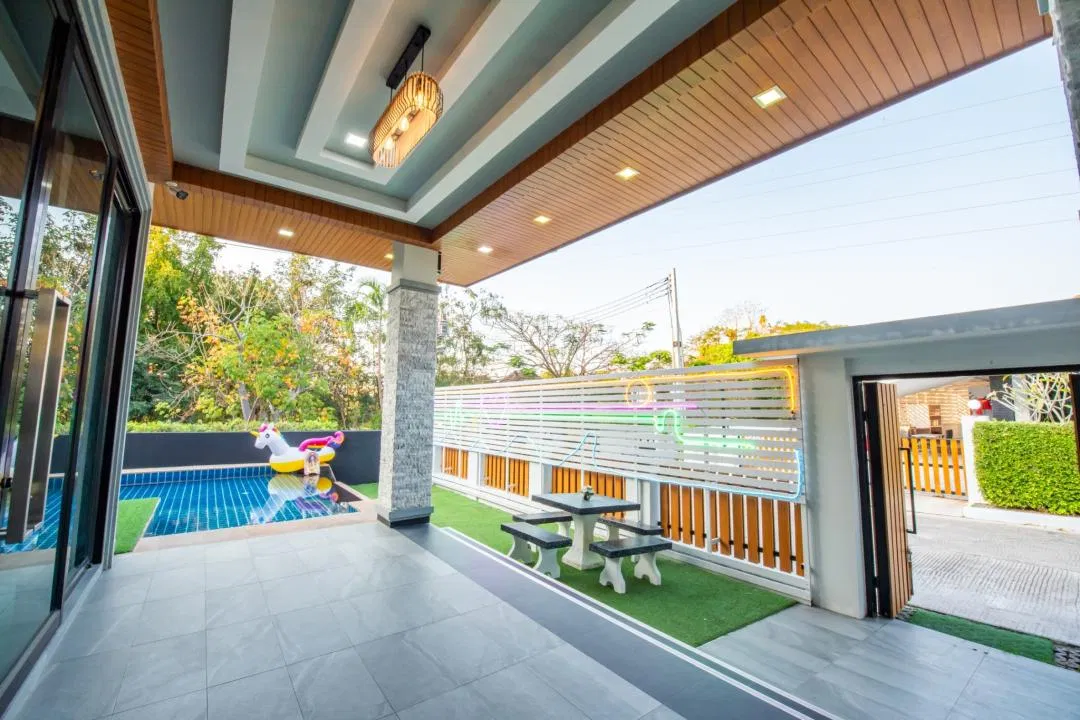ภายนอก Airport pool villa