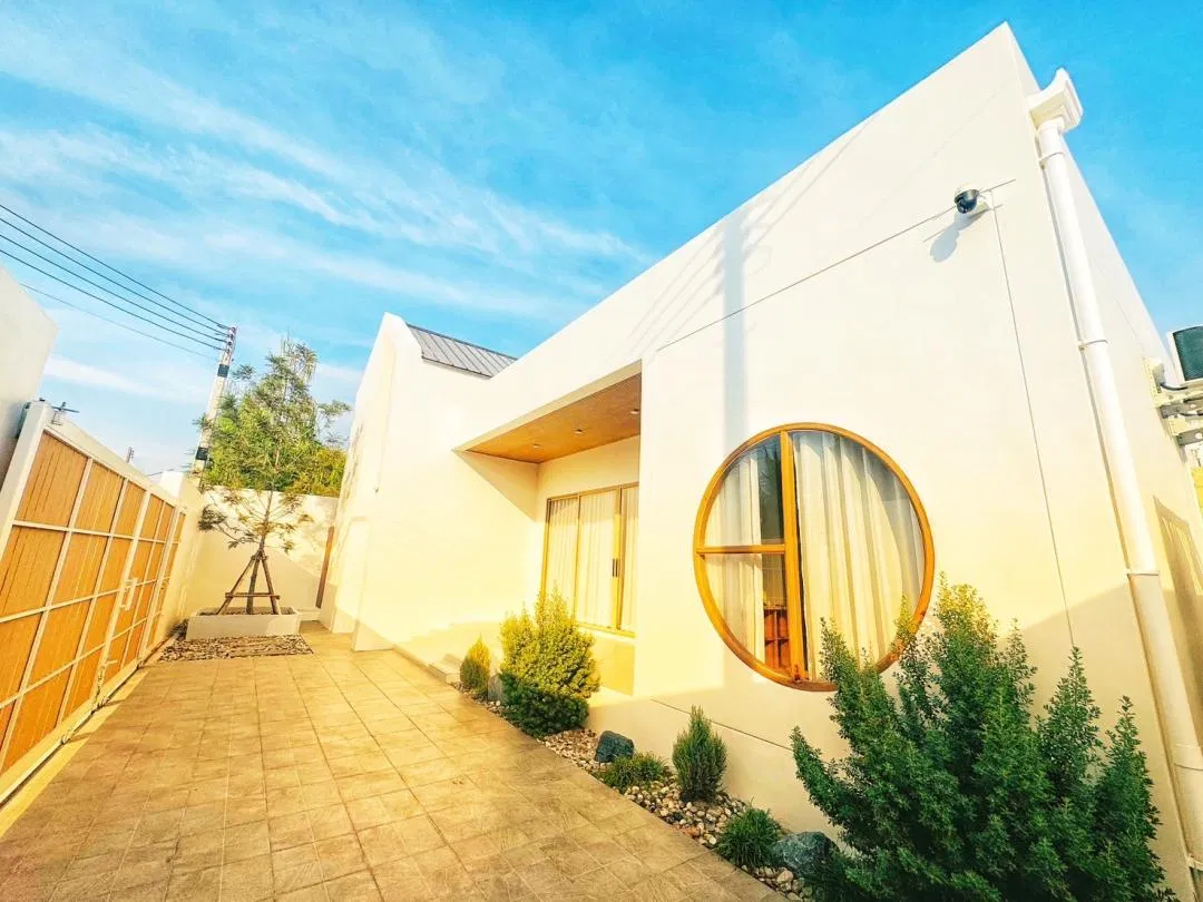 ภายนอก Level TWO Pool villa ศรีราชา
