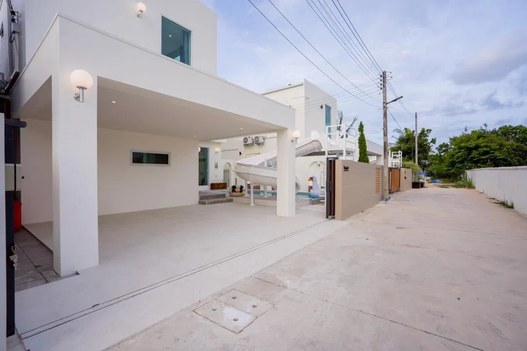 ที่จอดรถ Thunder House Poolvilla