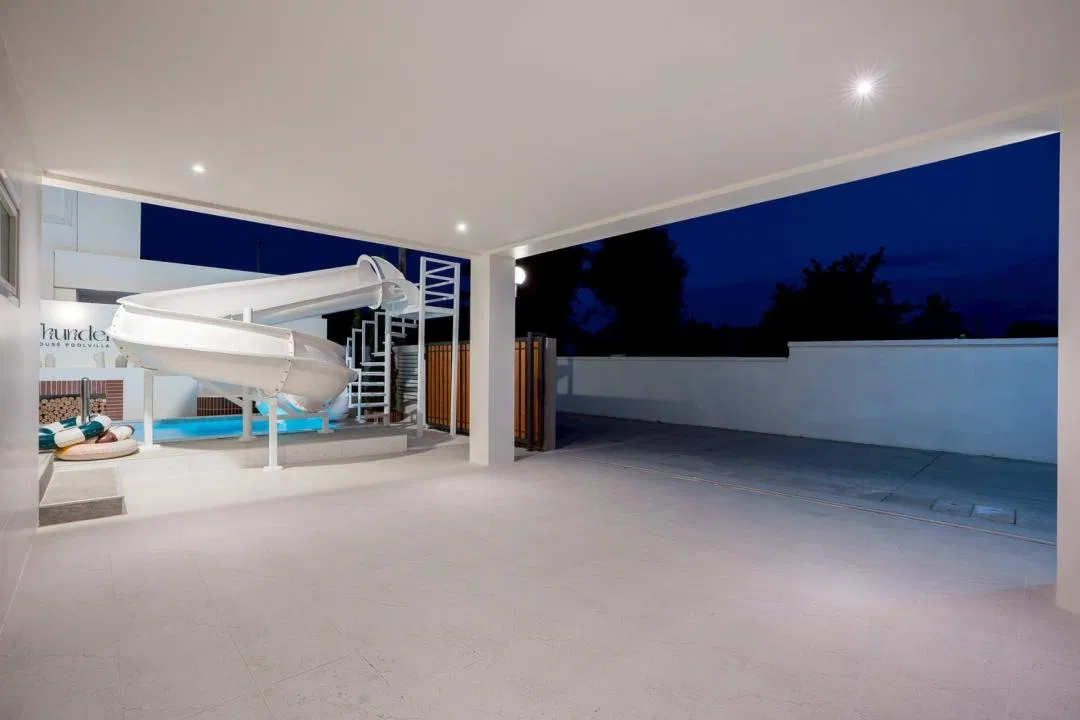 ที่จอดรถ Thunder House Poolvilla