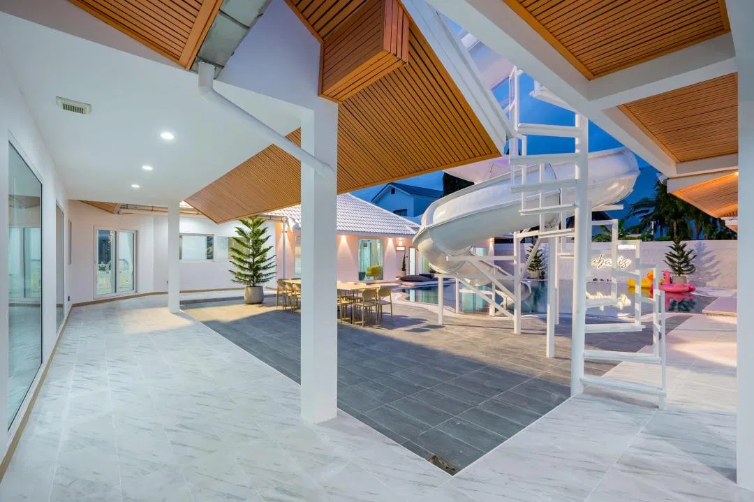 ภายนอก Labaris poolvilla