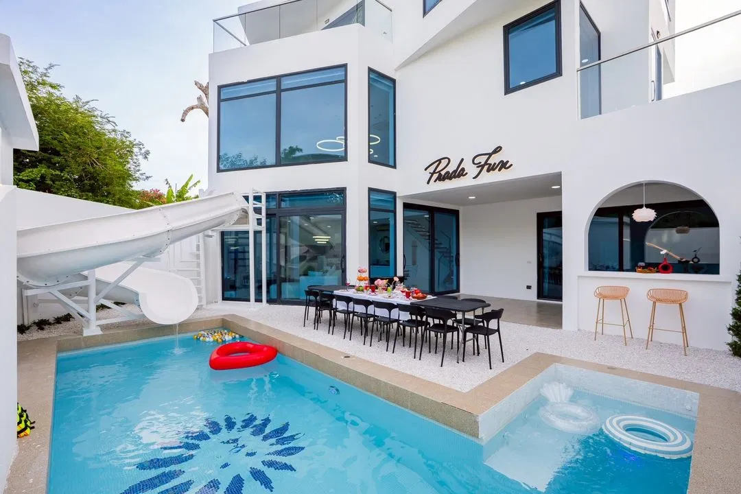 ภายนอก Prada Fun Pool Villa