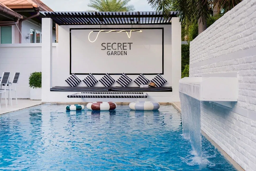ภายนอก Secret Garden