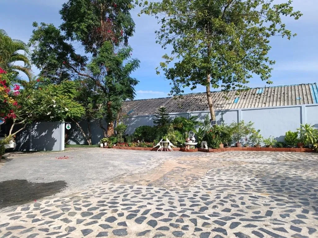 ที่จอดรถ Lake house
