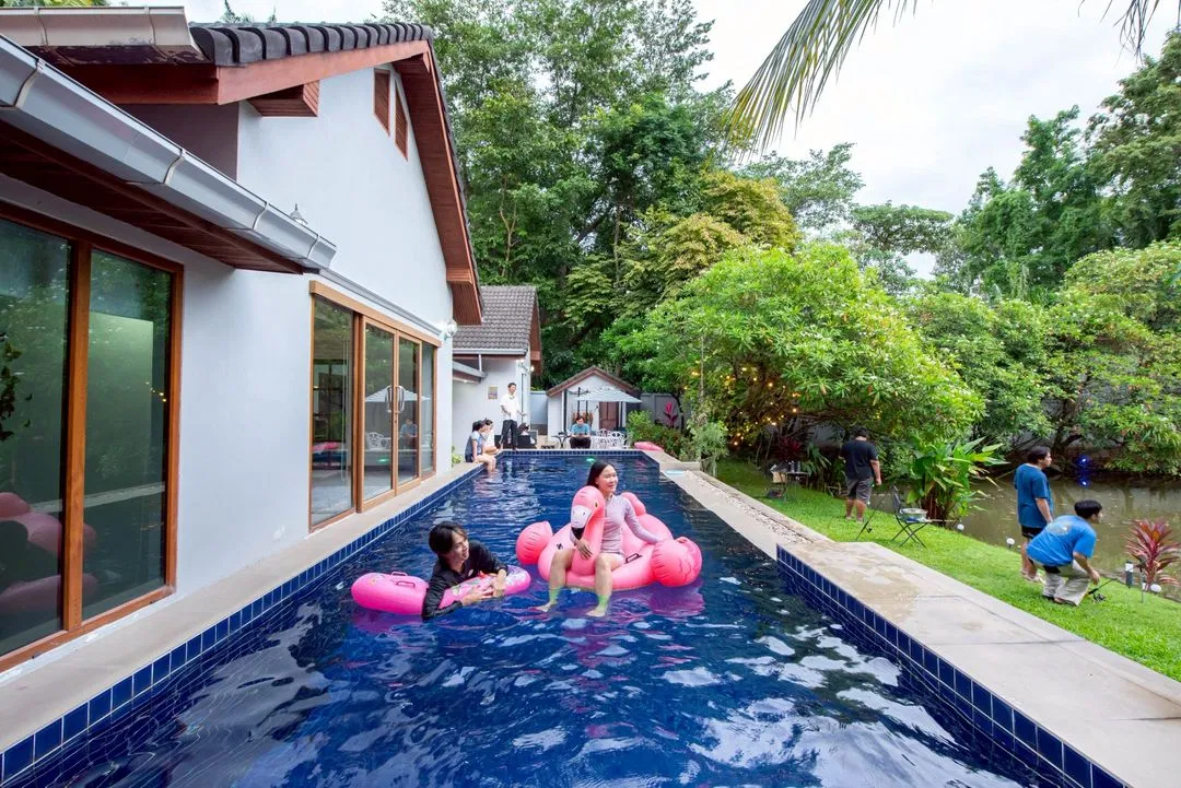 ภายนอก Lake house