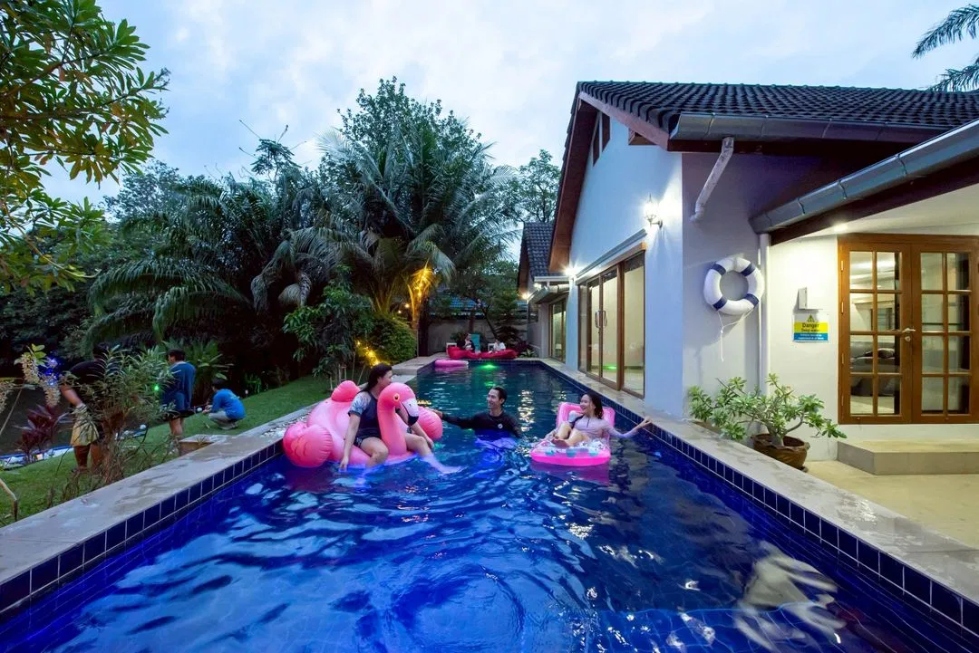 ภายนอก Lake house