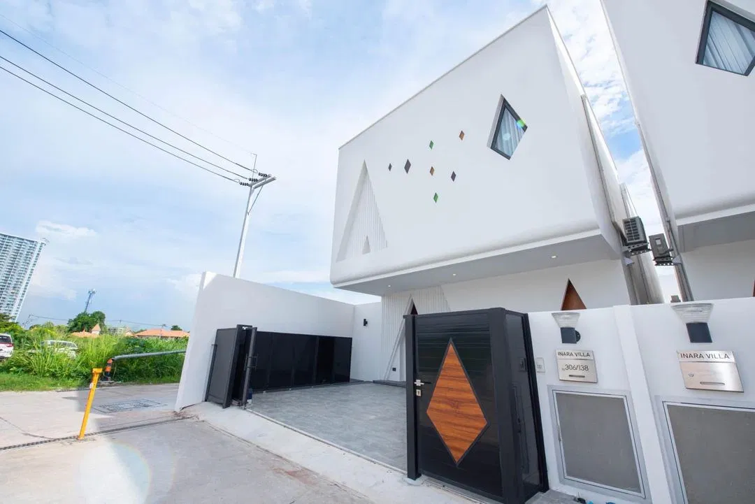 ที่จอดรถ Maya pool villa at inara