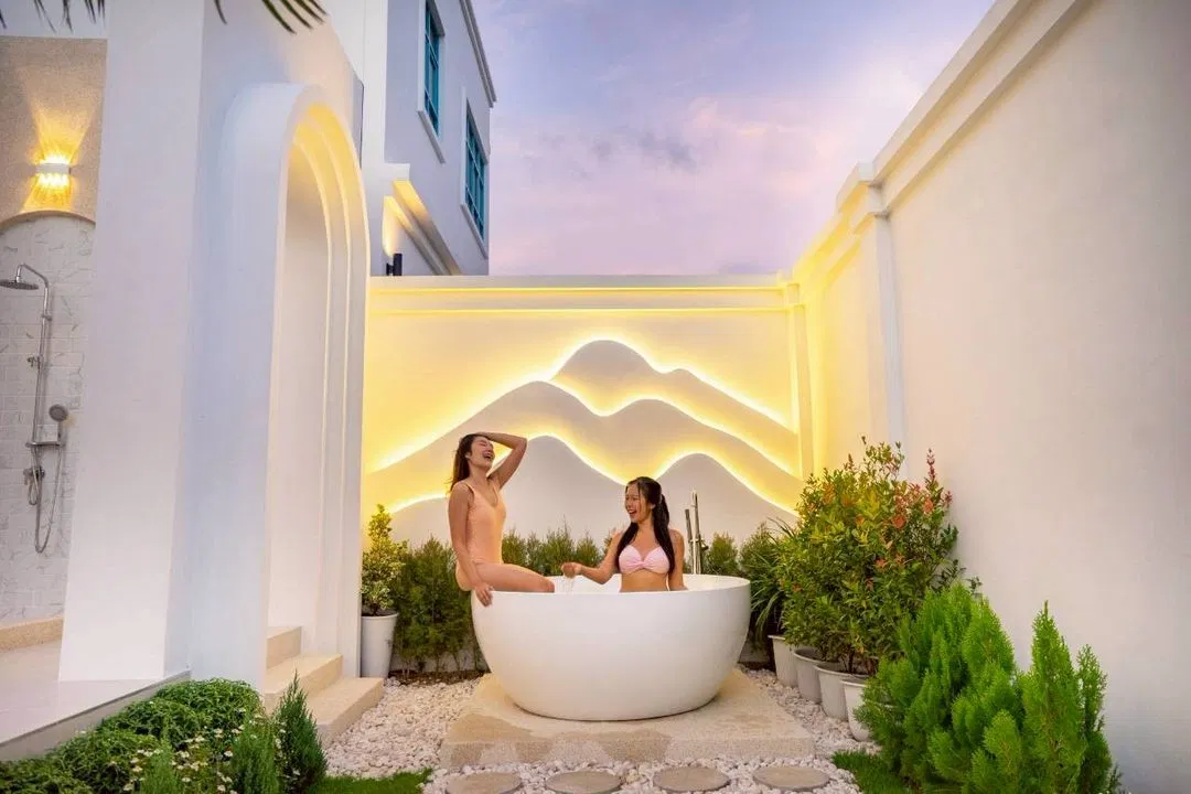 ภายนอก Brown Empire Pool Villa