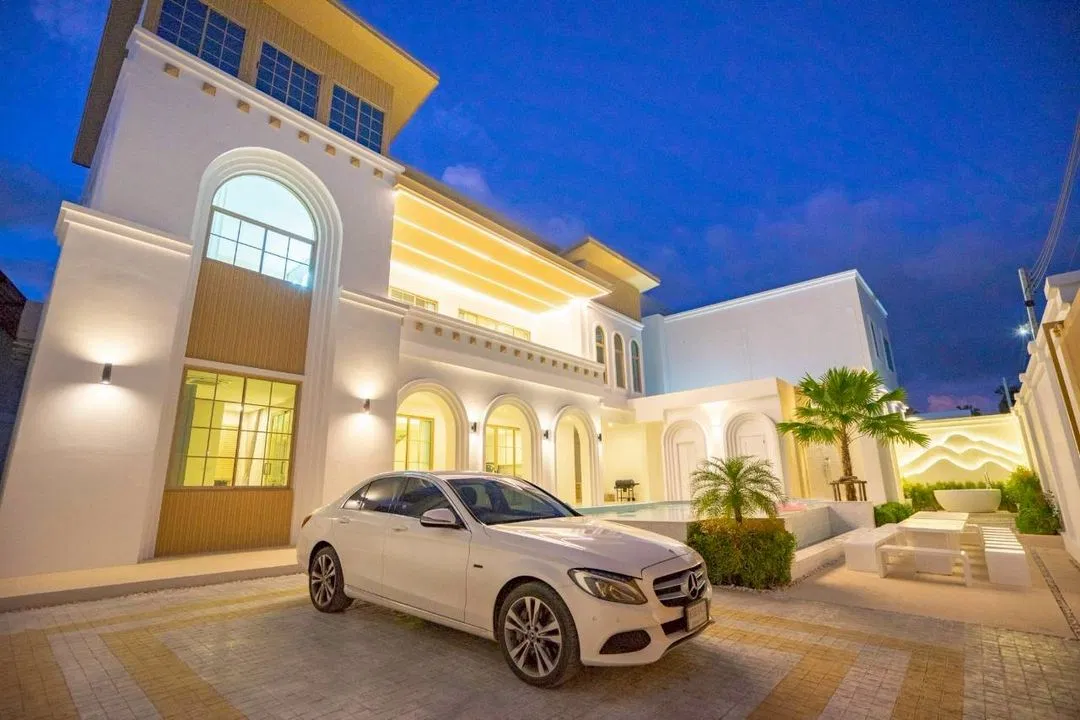 ที่จอดรถ Brown Empire Pool Villa