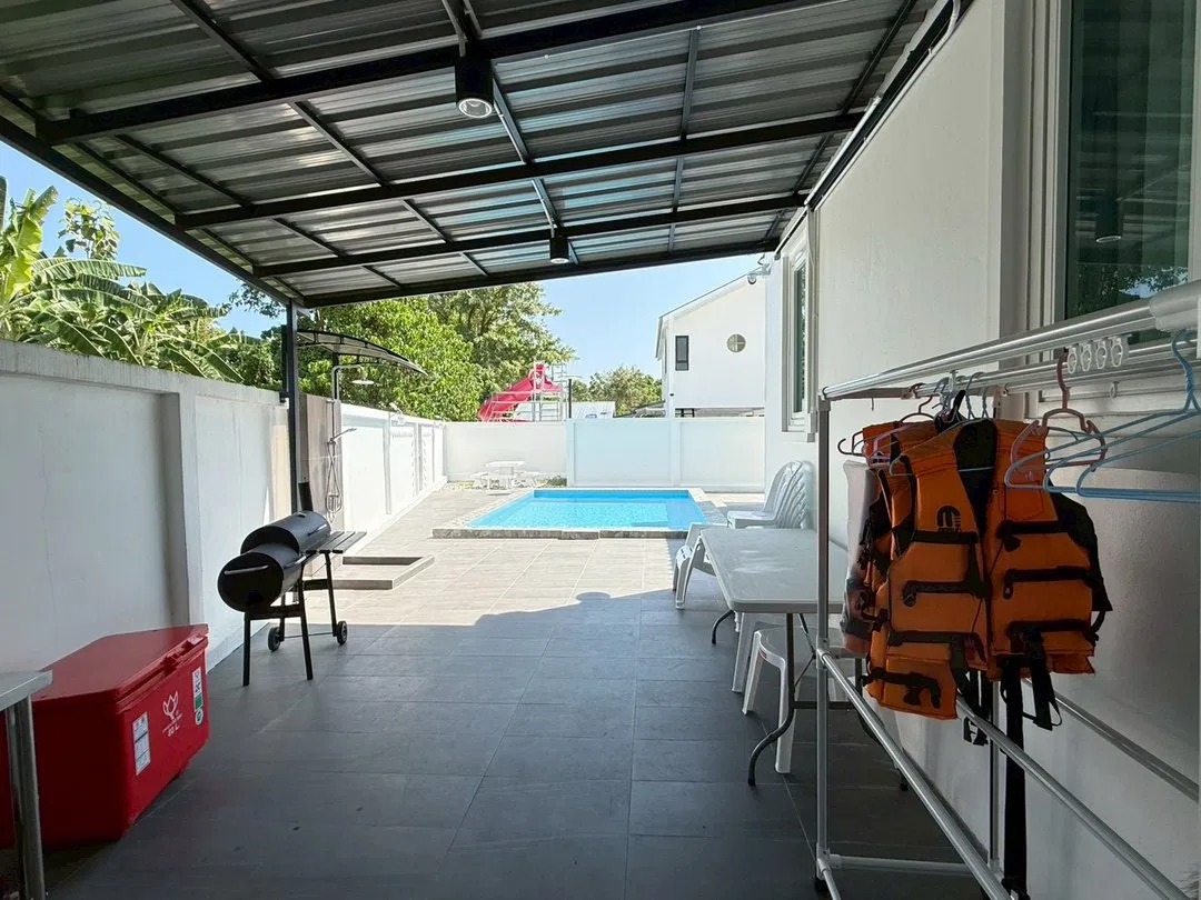 ภายนอก Bang Slay House
