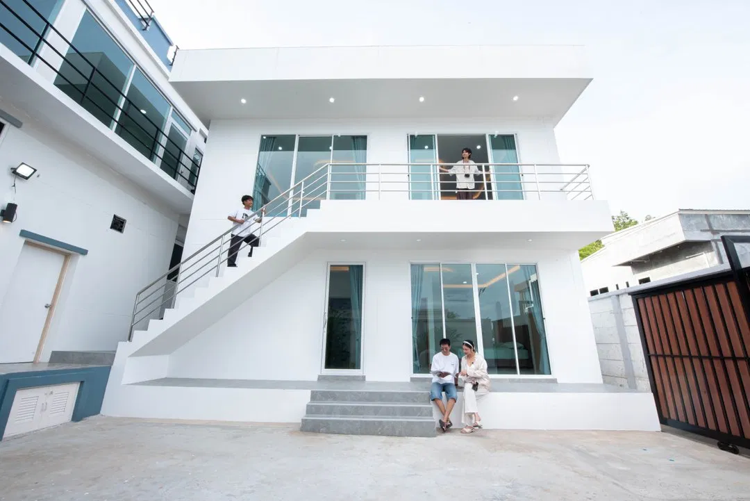 ภายนอก Glass House B8
