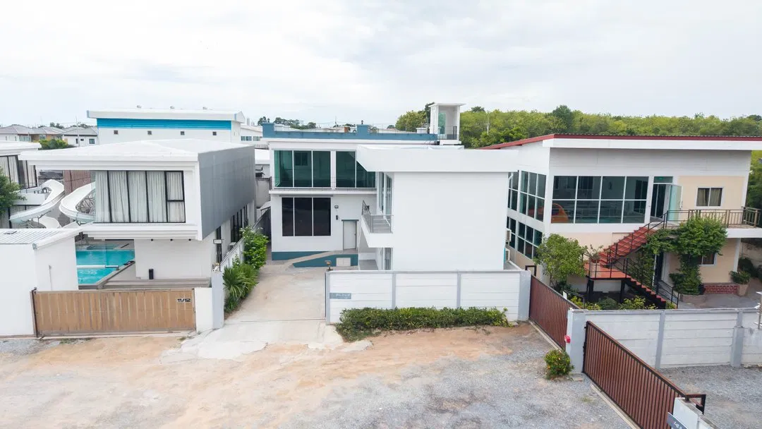 ภายนอก Glass House B8