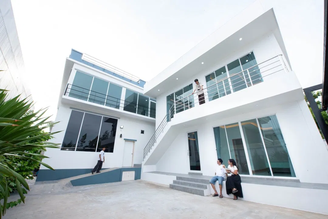 ภายนอก Glass House B8