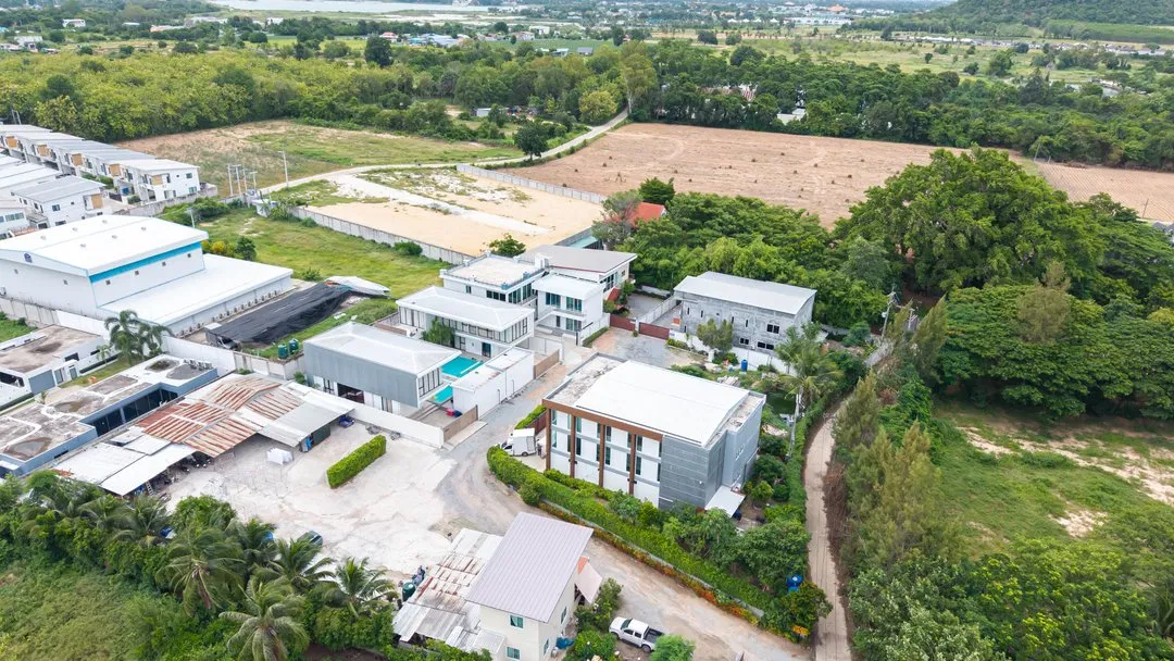 ภายนอก Glass House B8