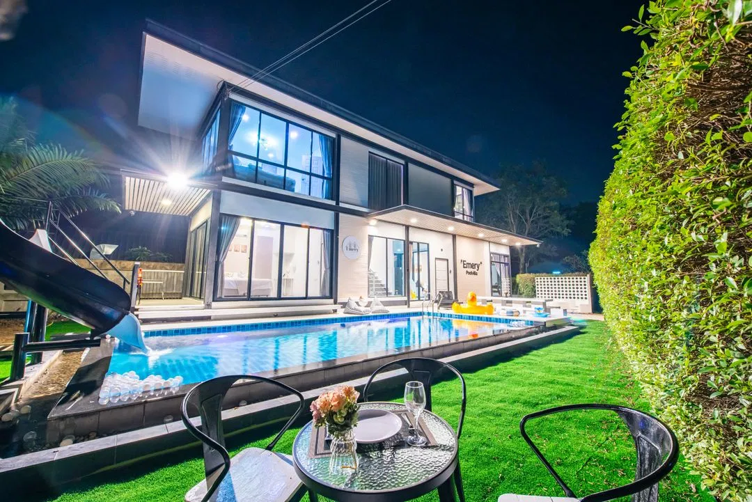 ภายนอก Emery Poolvilla