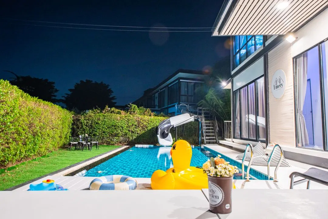ภายนอก Emery Poolvilla
