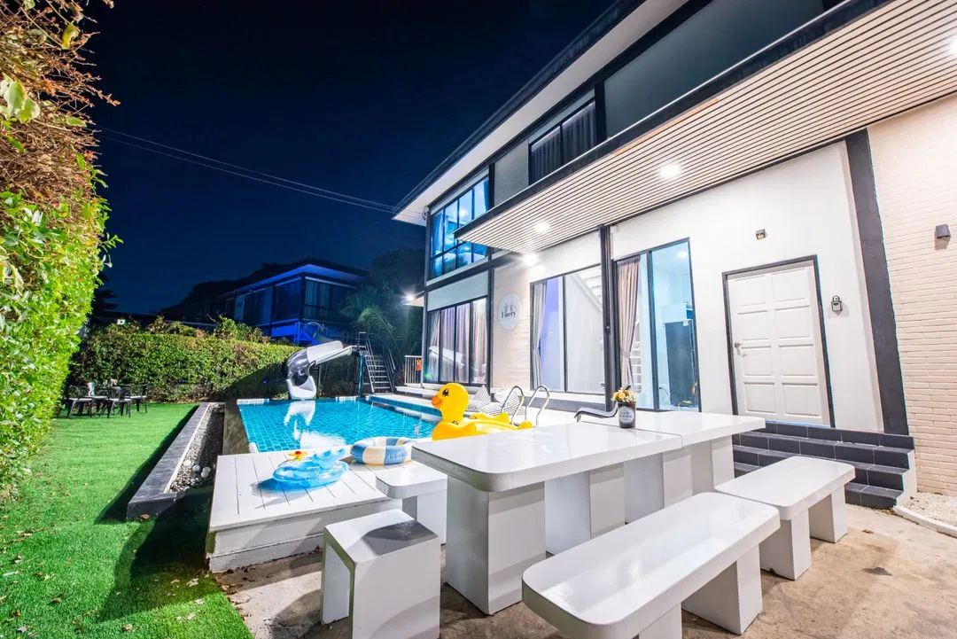 ภายนอก Emery Poolvilla