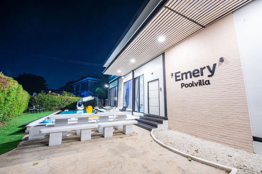 ภายนอก Emery Poolvilla