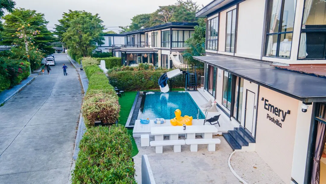 ที่จอดรถ Emery Poolvilla