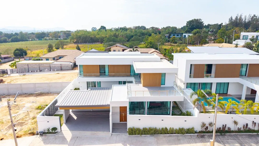 ที่จอดรถ The Hillside Pool Villa