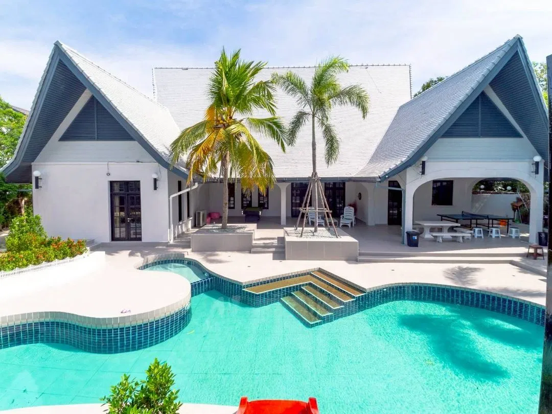 ภายนอก Aum poolvilla