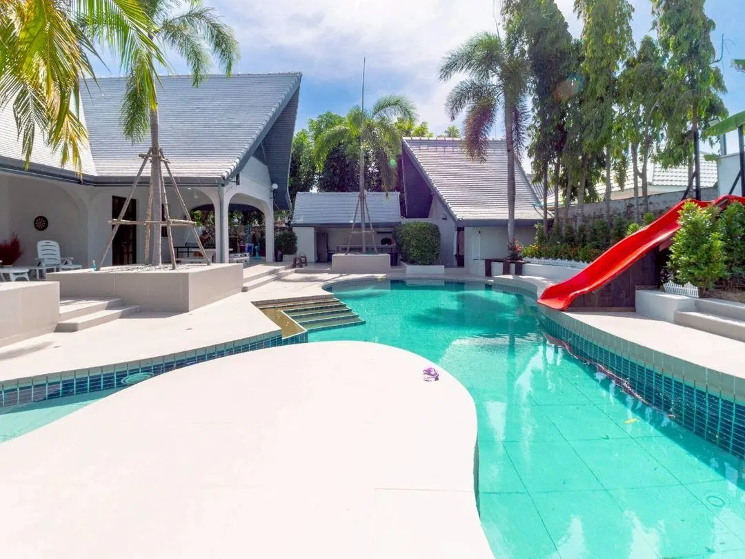 ภายนอก Aum poolvilla