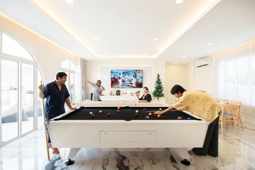 ภายใน White Romance