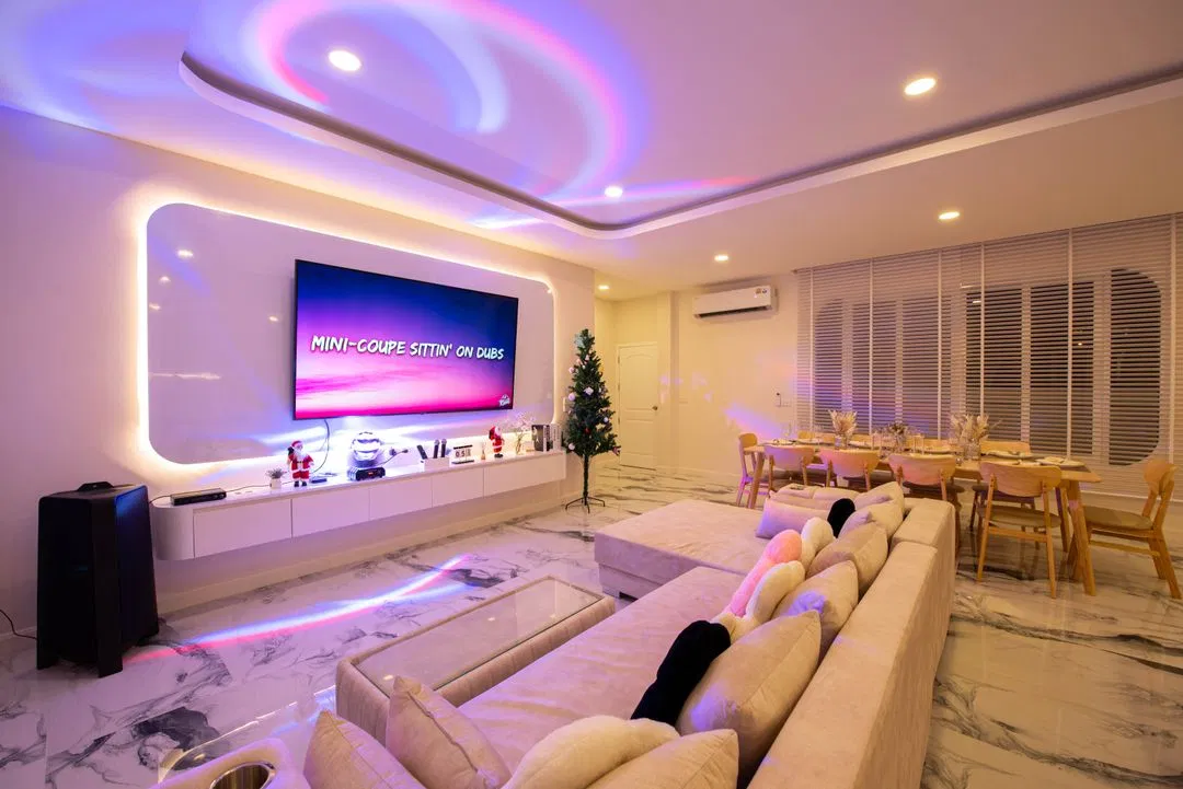 ภายใน White Romance