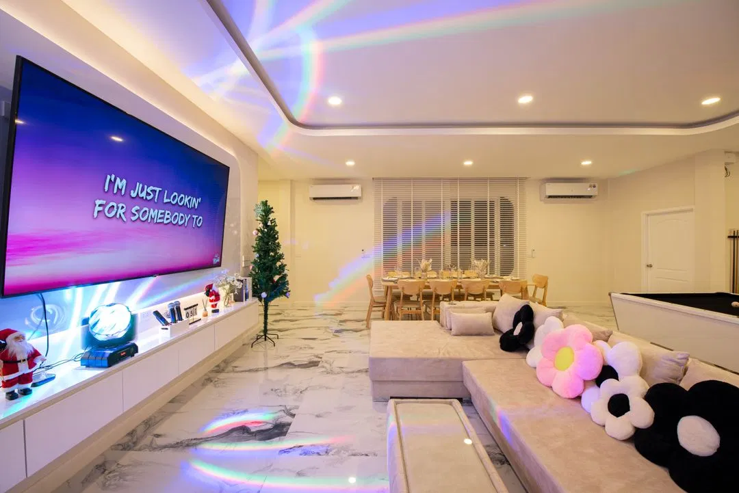 ภายใน White Romance