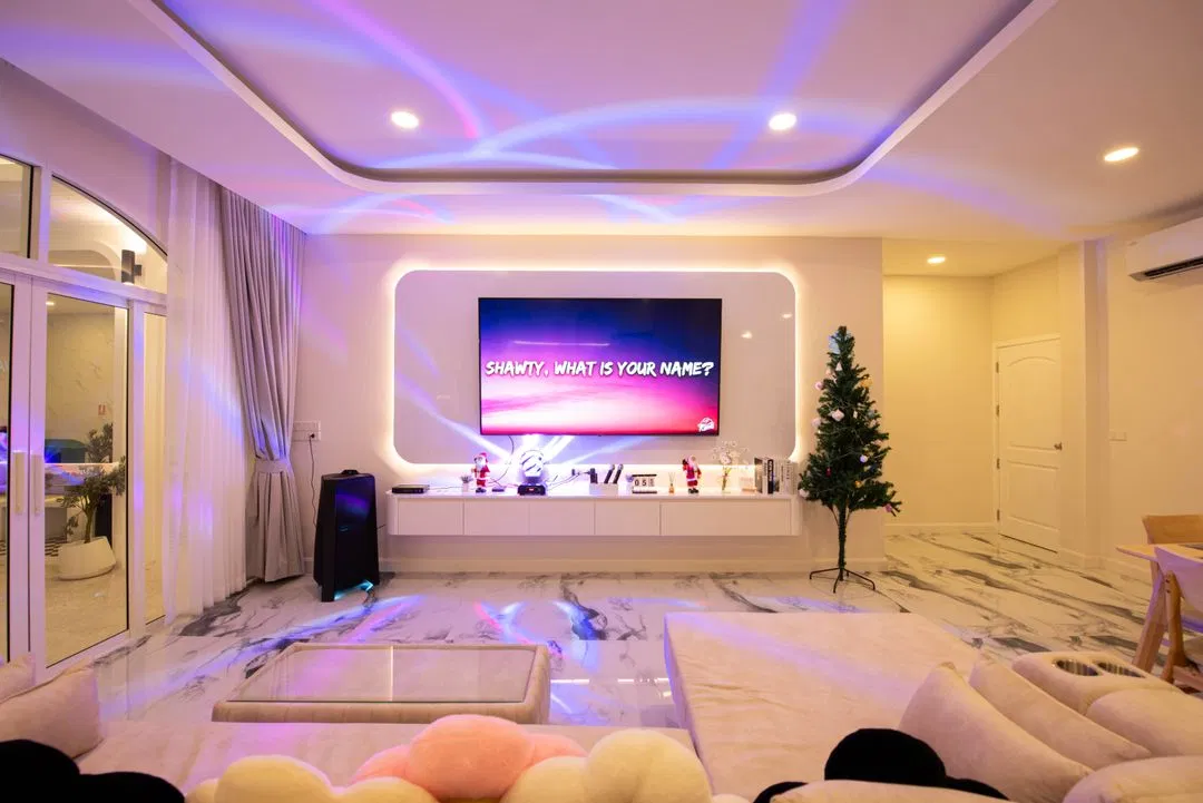 ภายใน White Romance