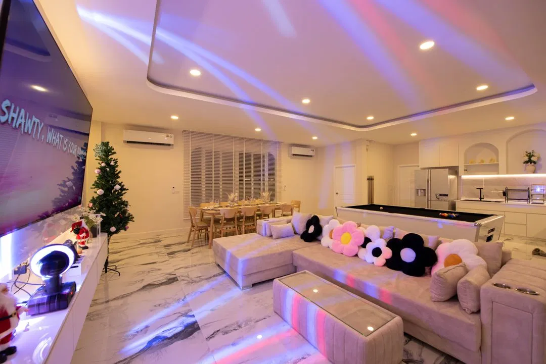 ภายใน White Romance