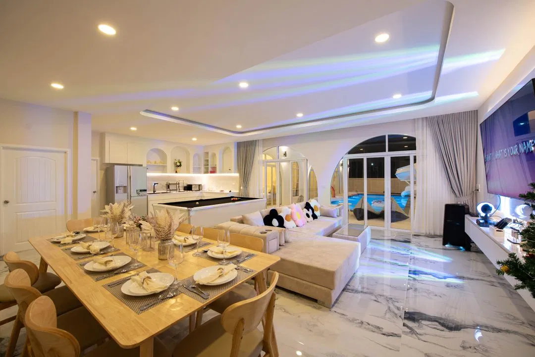 ภายใน White Romance