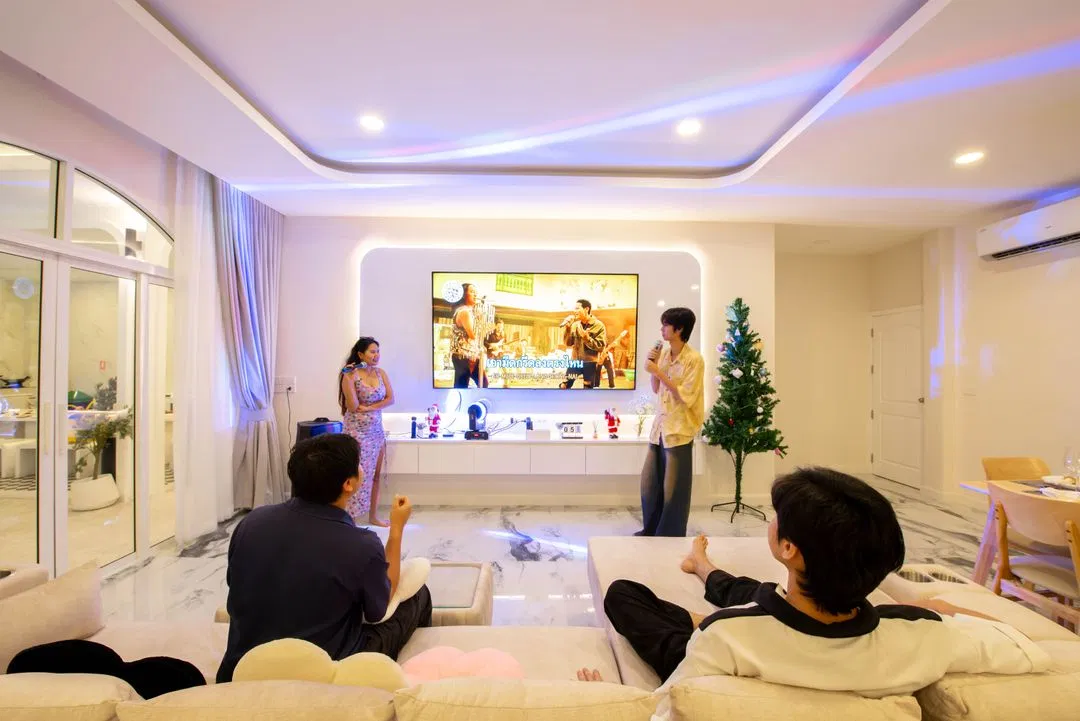 ภายใน White Romance