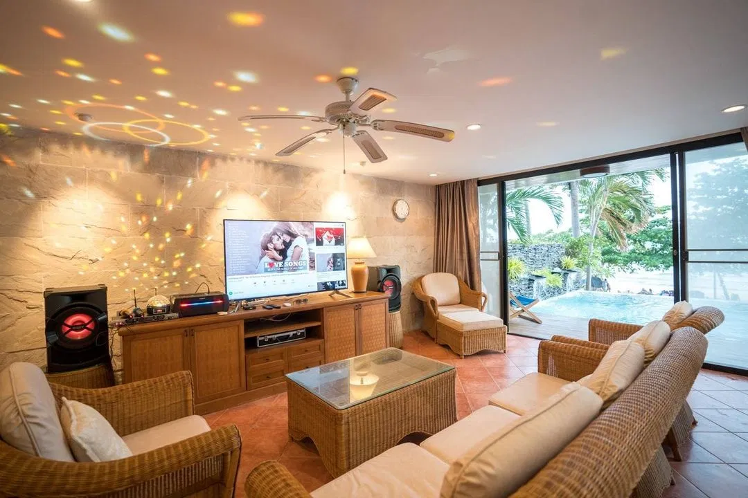 ภายใน 6 BEDROOM BEACH FRONT