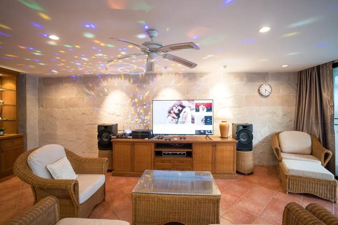 ภายใน 6 BEDROOM BEACH FRONT