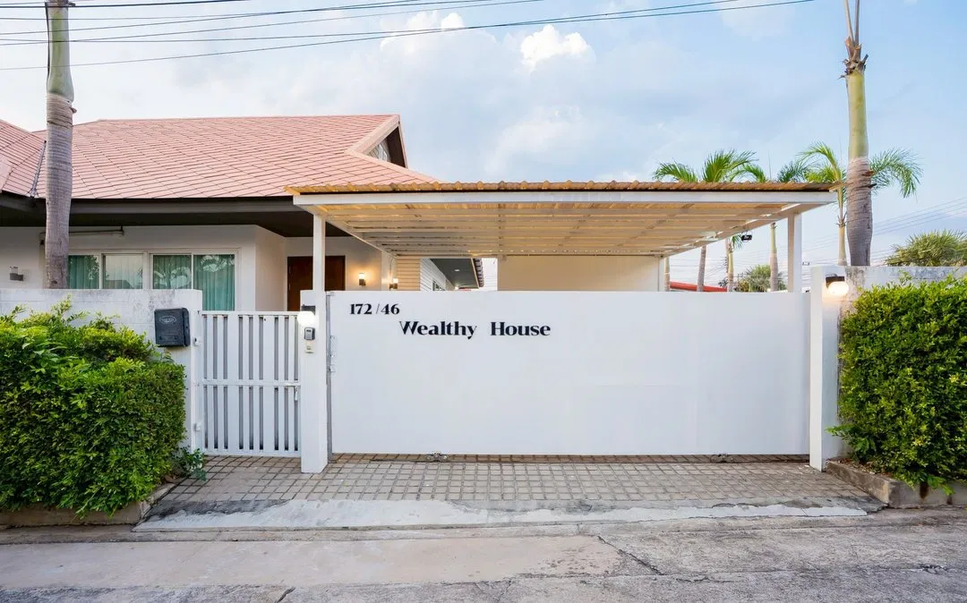 ที่จอดรถ Wealthy House