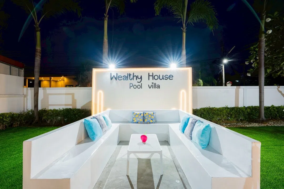 ภายนอก Wealthy House