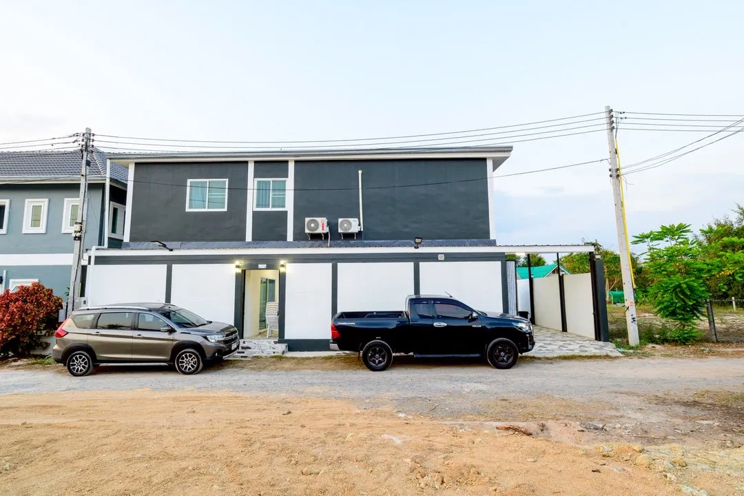ที่จอดรถ J Pool Villa ห้วยใหญ่