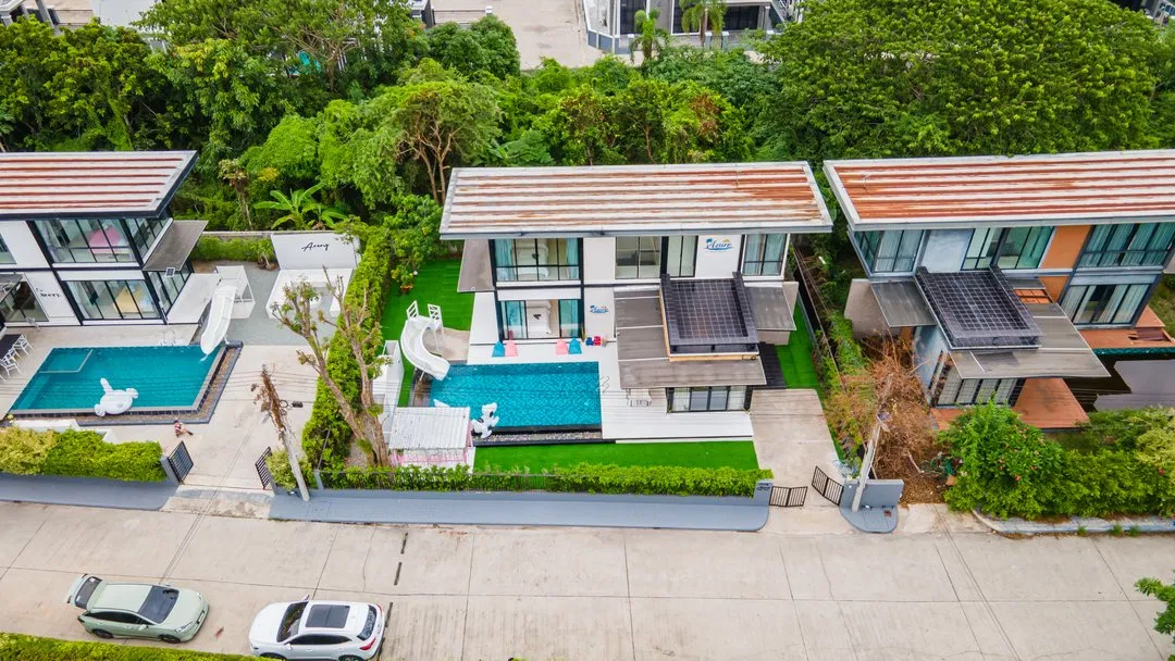ภายนอก Azure pool villa