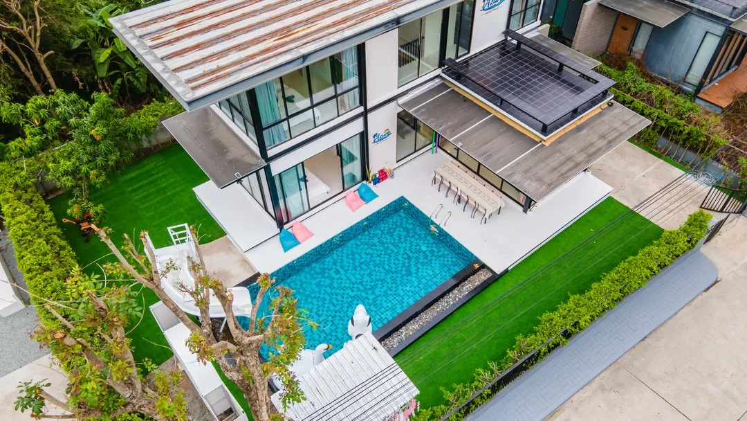 ภายนอก Azure pool villa