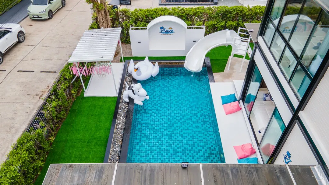 ภายนอก Azure pool villa
