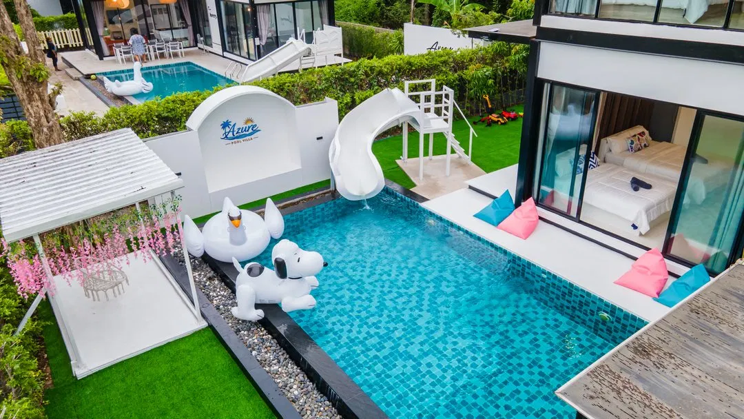 ภายนอก Azure pool villa