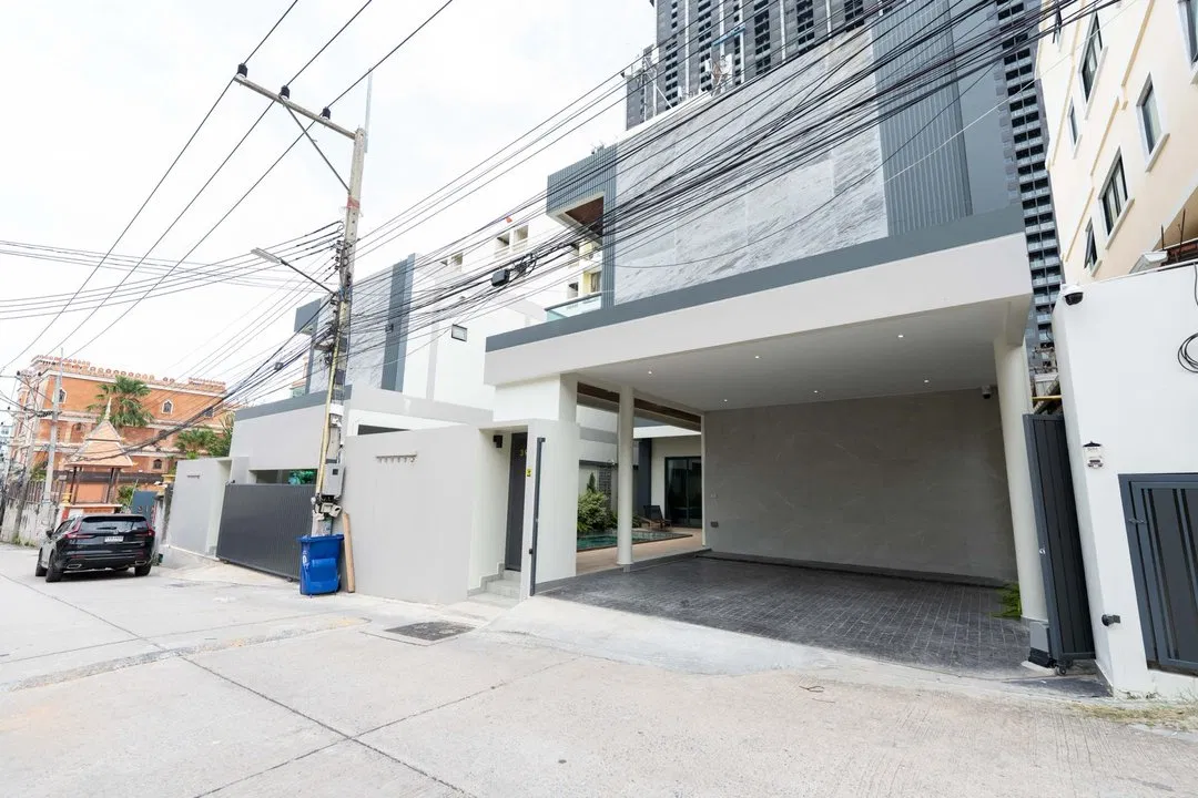 ที่จอดรถ Midtown Villa